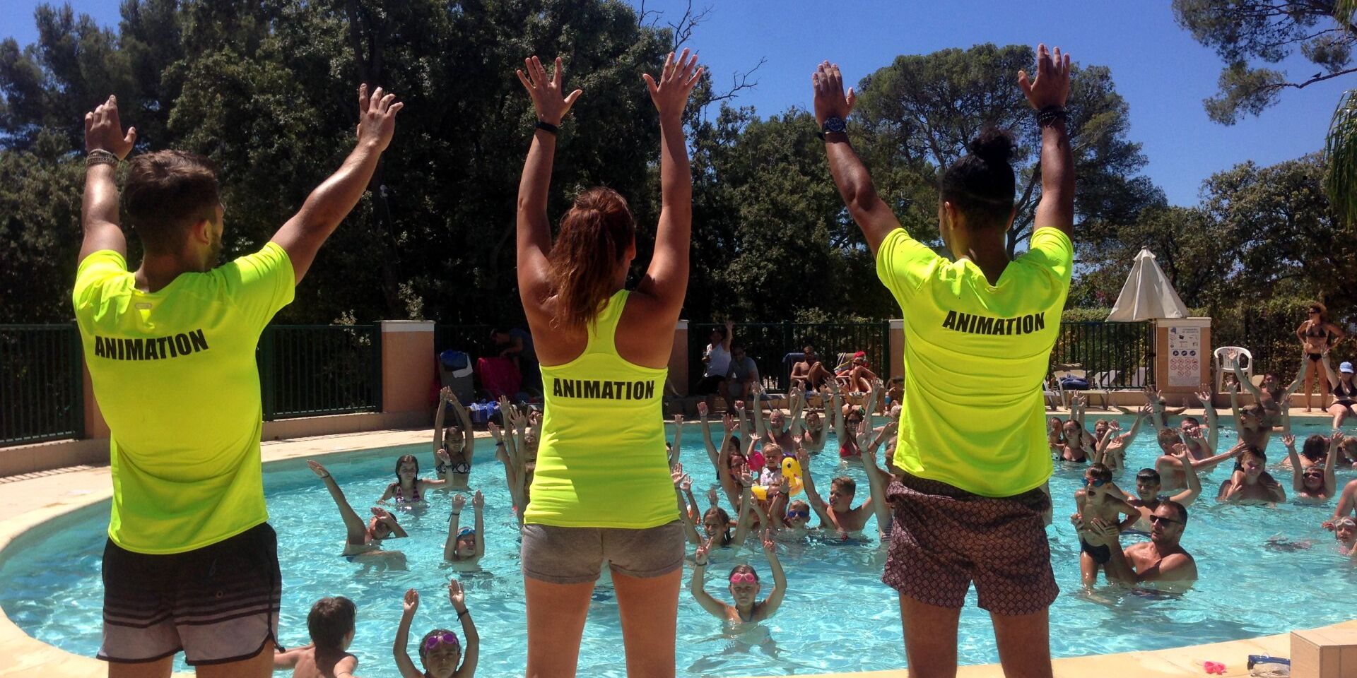 Tanzen im Pool als Aktivität während der Ferien