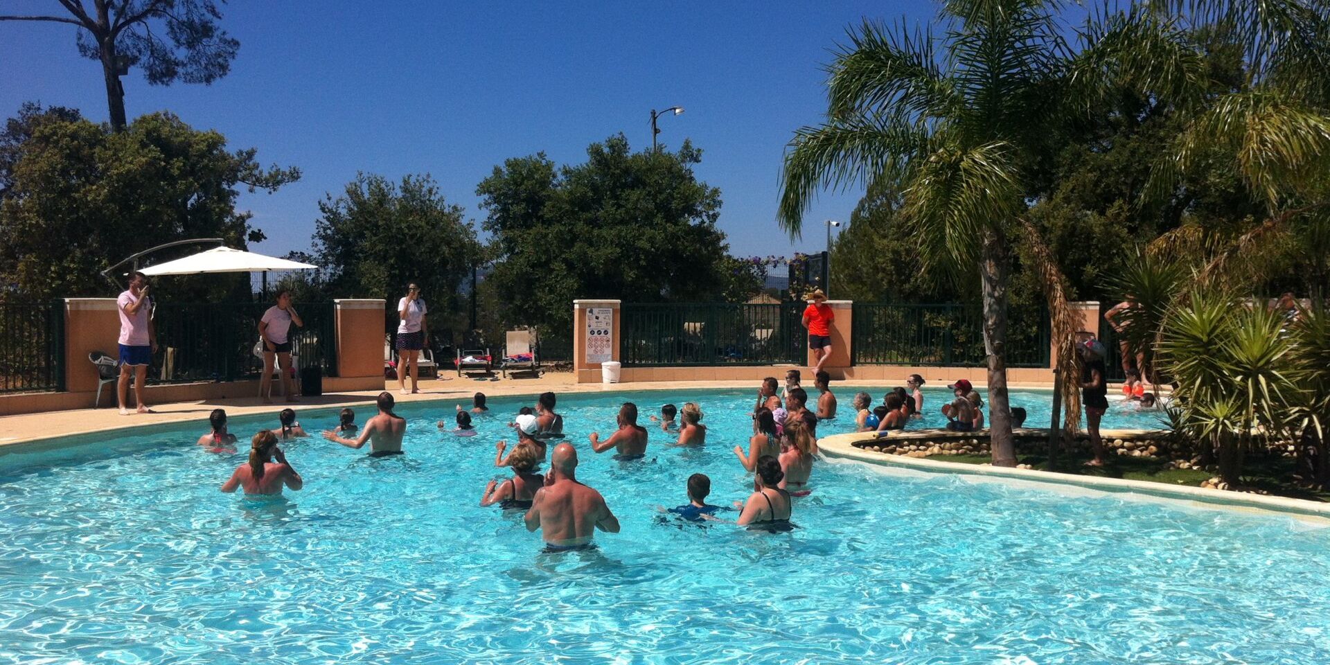 Campingplatz mit Aktivitäten im Pool während der Ferien