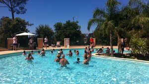 Campingplatz mit Aktivitäten im Pool während der Ferien