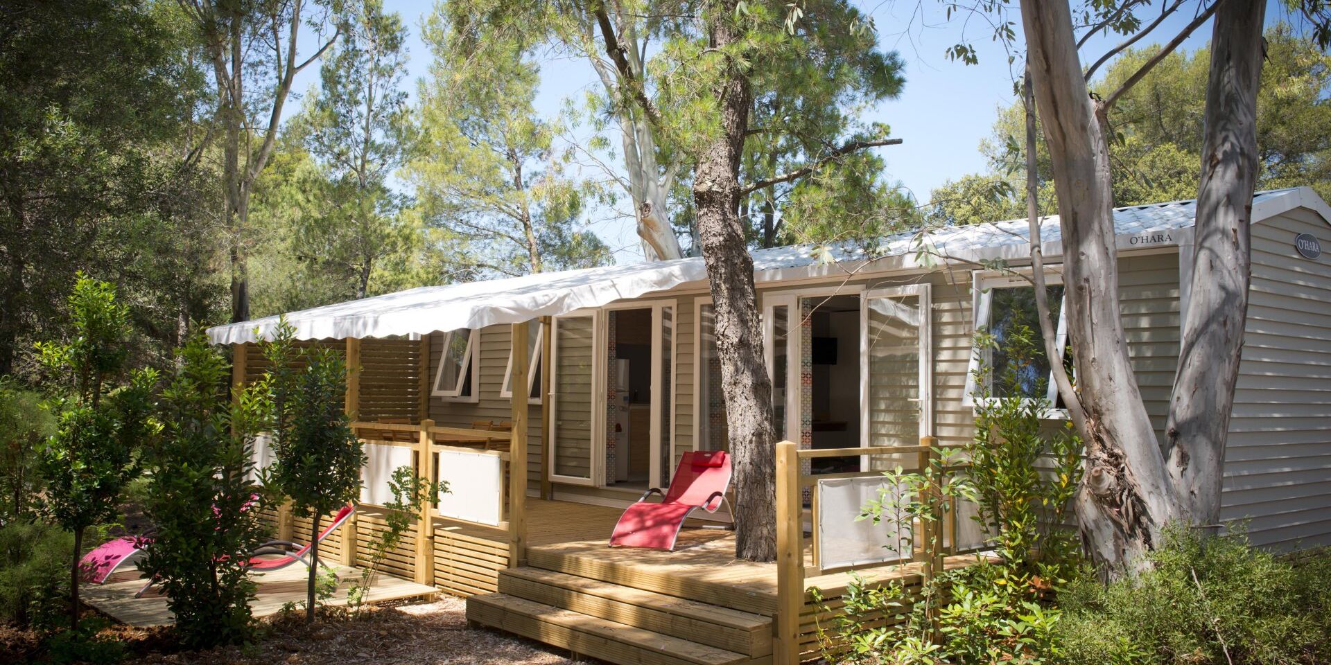 Perfekt eingerichtetes Mobilhaus der Luxusklasse auf einem Campingplatz im Departement Var