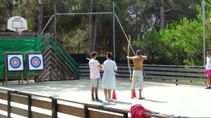 Sportliche Aktivitäten in der Multisportanlage während der Familienferien auf dem Campingplatz