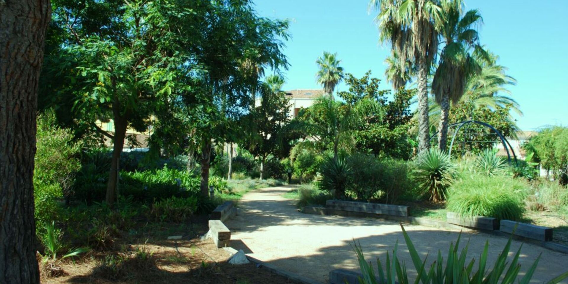 Naturnaher und schattiger Campingplatz im Grünen in La-Londe-les-Maures