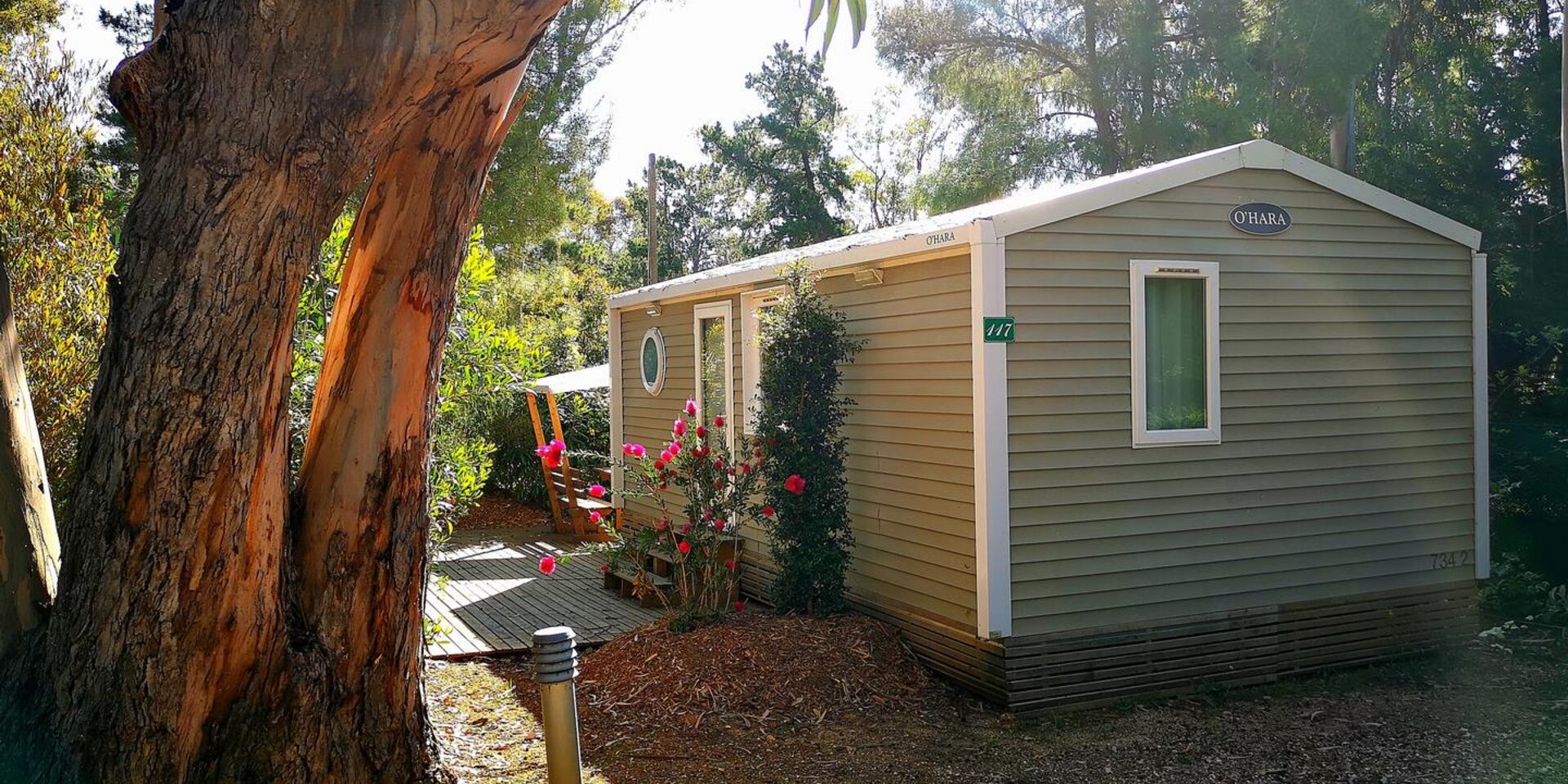 Mobilhaus mit Klimaanlage auf einem naturnahen Campingplatz im Departement Var