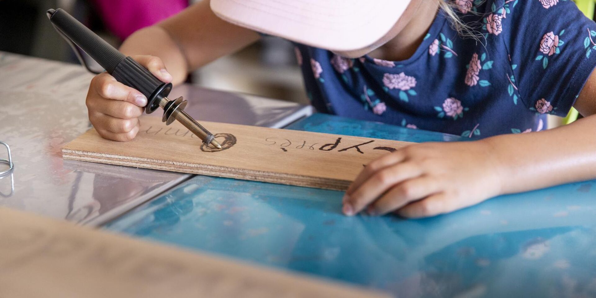 Naturnaher Campingplatz mit kreativen und kulturellen Aktivitäten für Kinder