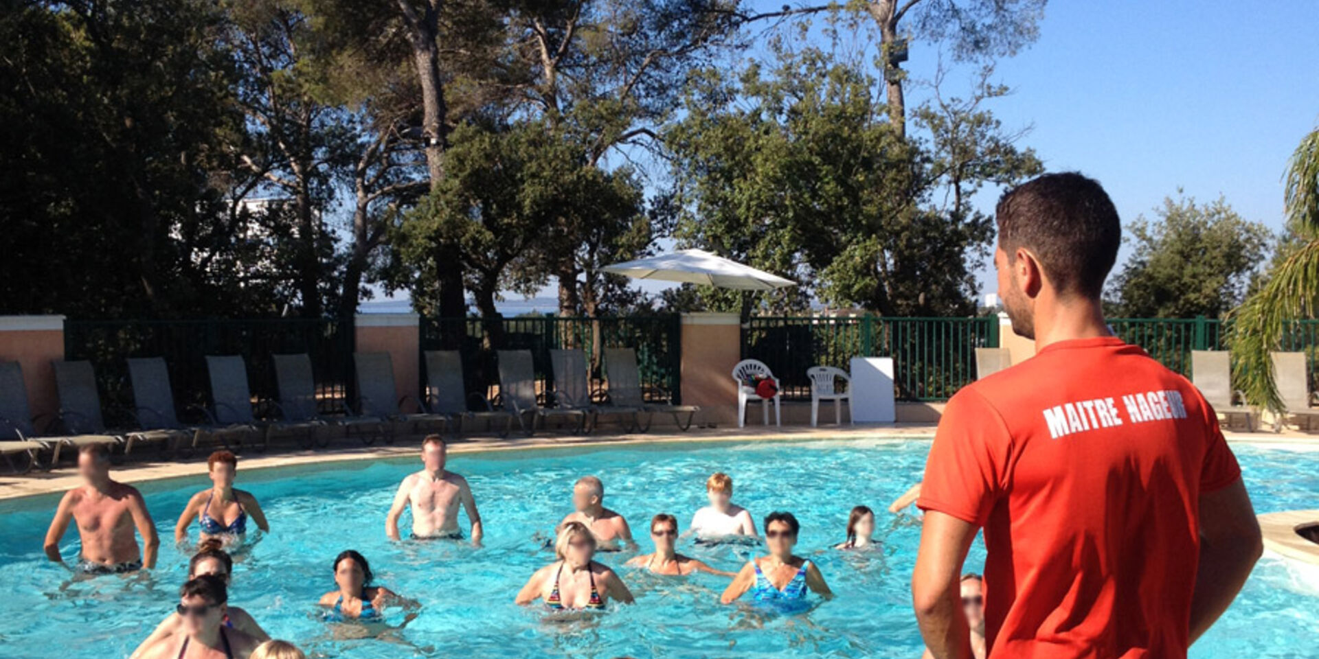 Campingplatz mit Aktivitäten im Pool an der Côte d’Azur