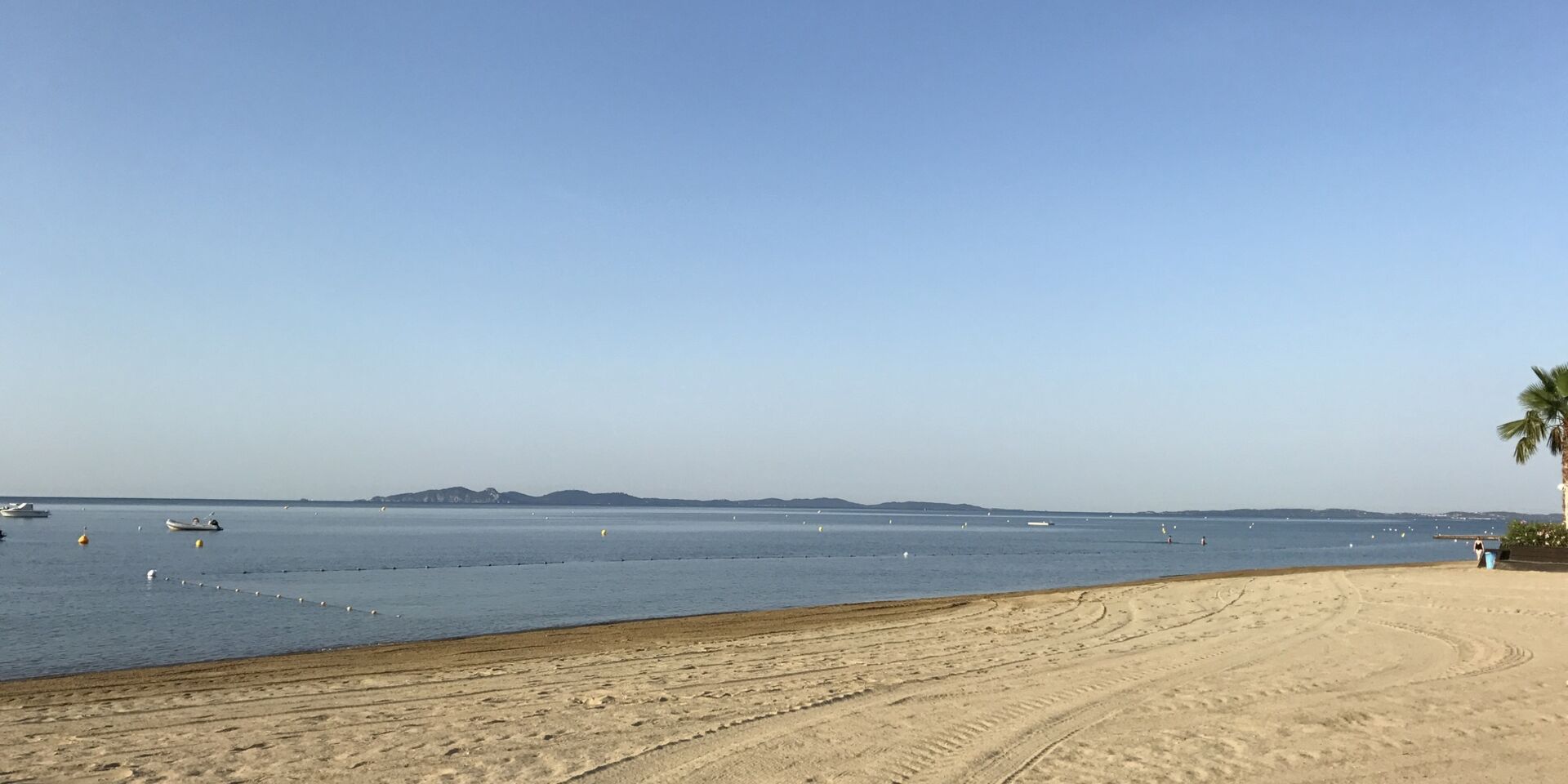 Ein familienfreundlicher Strand in La Londe, an dem man auch Kite- und Windsurfen kann.