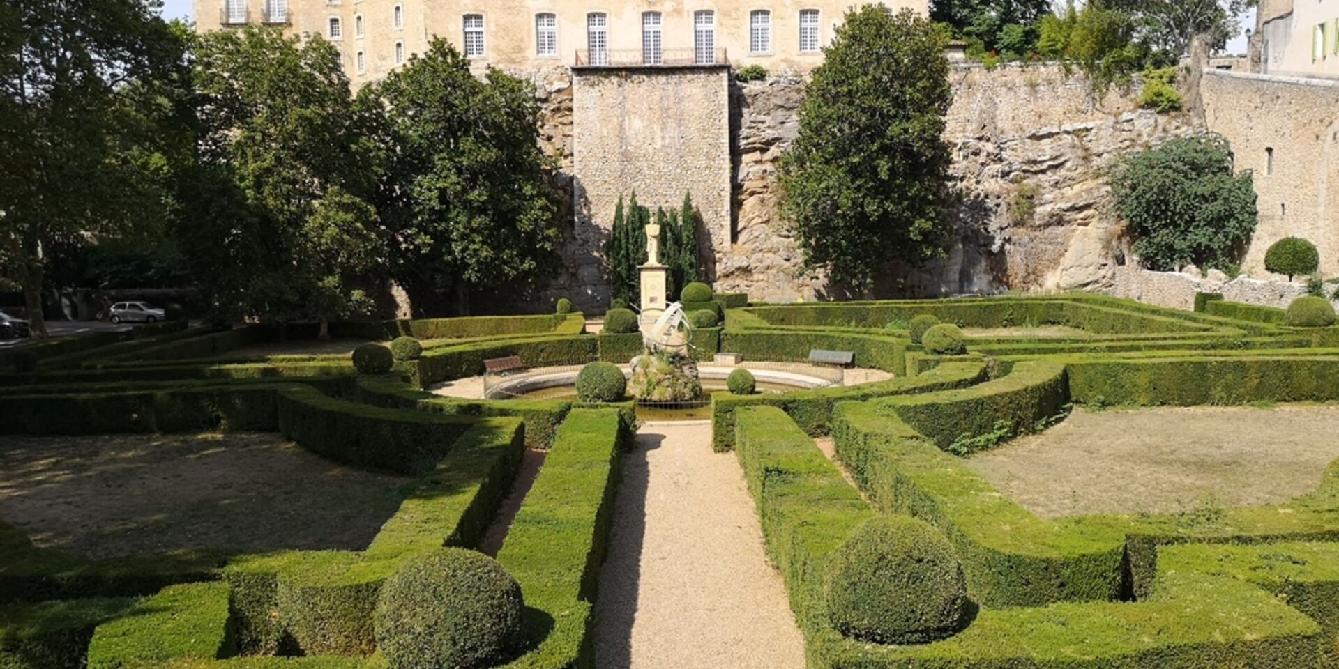 Ein Schloss mit Parkanlage im Departement Var