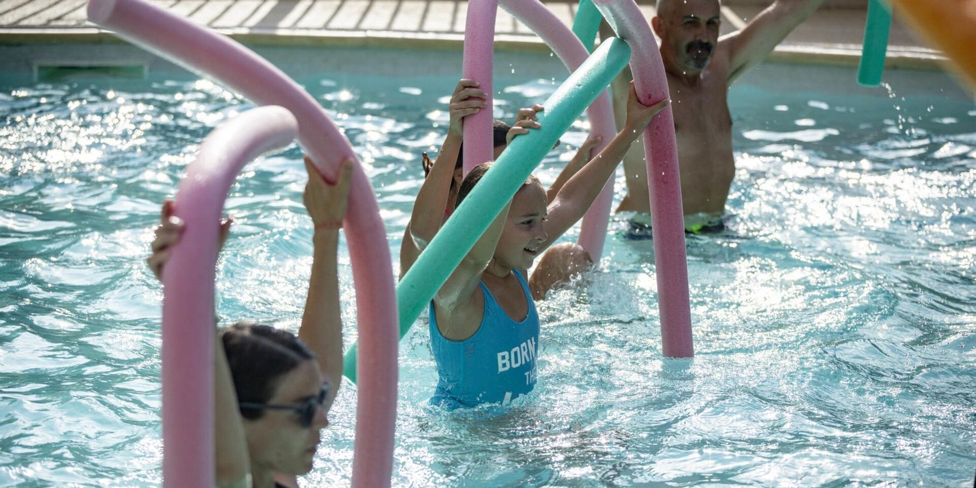 Familienfreundlicher Campingplatz mit Aktivitäten im Pool: Aquagymnastik und Poolparty