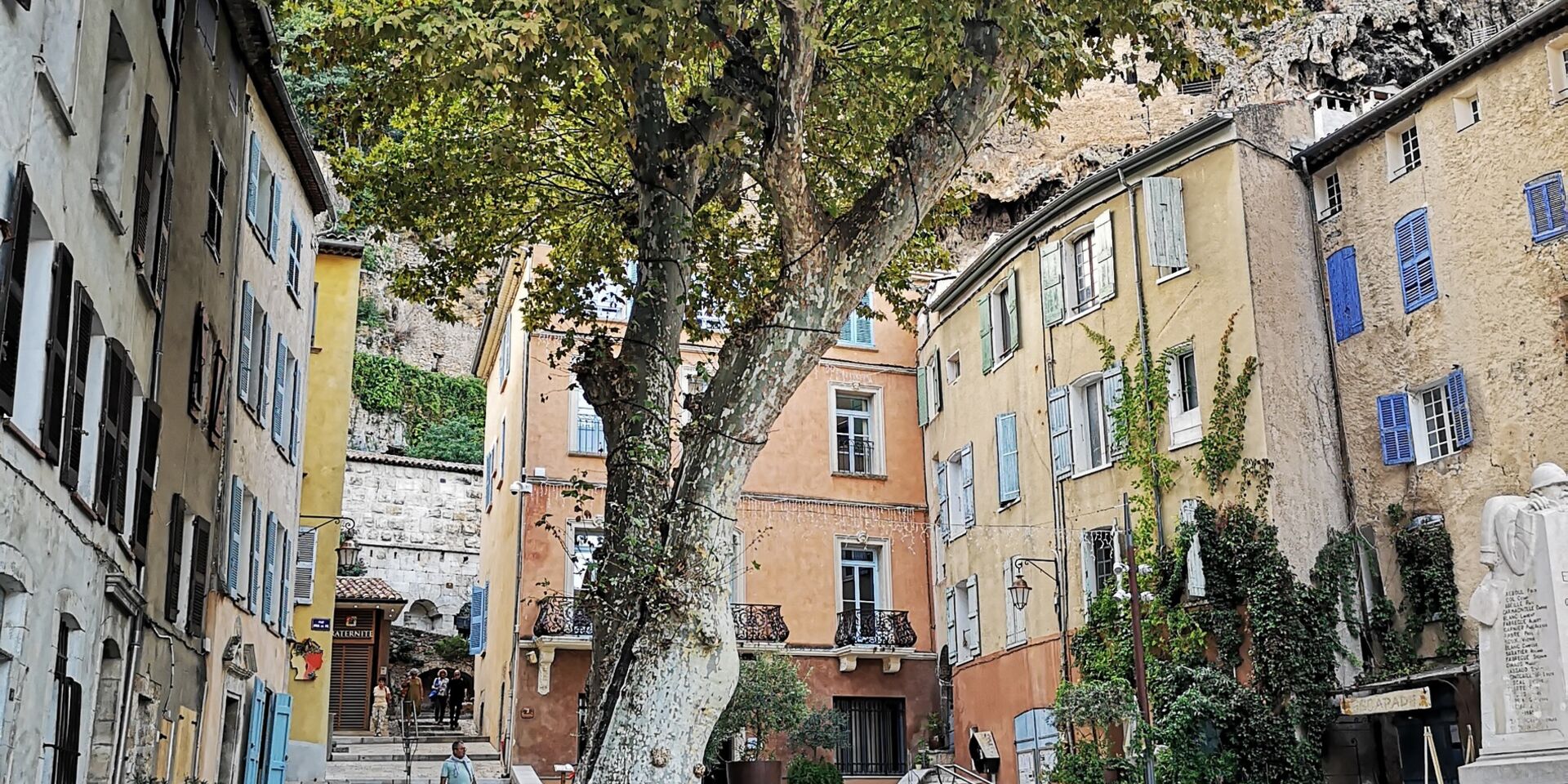 Cotignac liegt im grünen Hinterland der Provence und im Departement Var