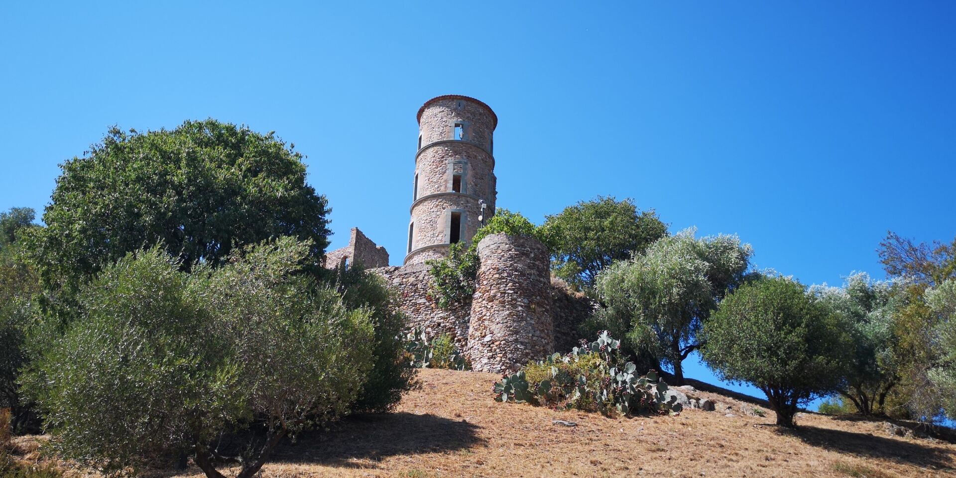 Die mittelalterliche Burg von Grimaud im Departement Var