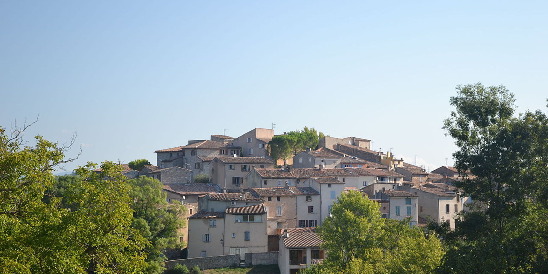 Entdecken Sie das mittelalterliche Dorf Carcès im Departement Var