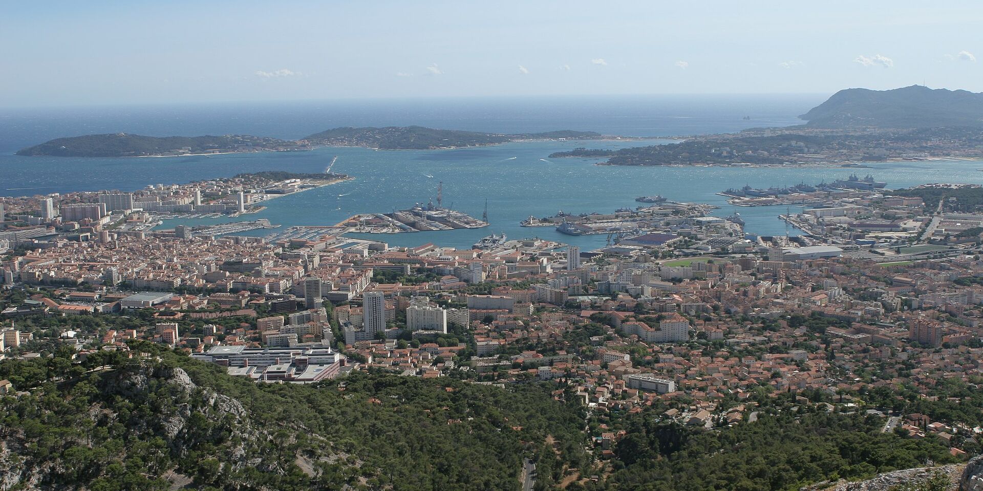 Mittelmeer und der Berg ‘Mont Faron’ in Toulon und im Departement Var