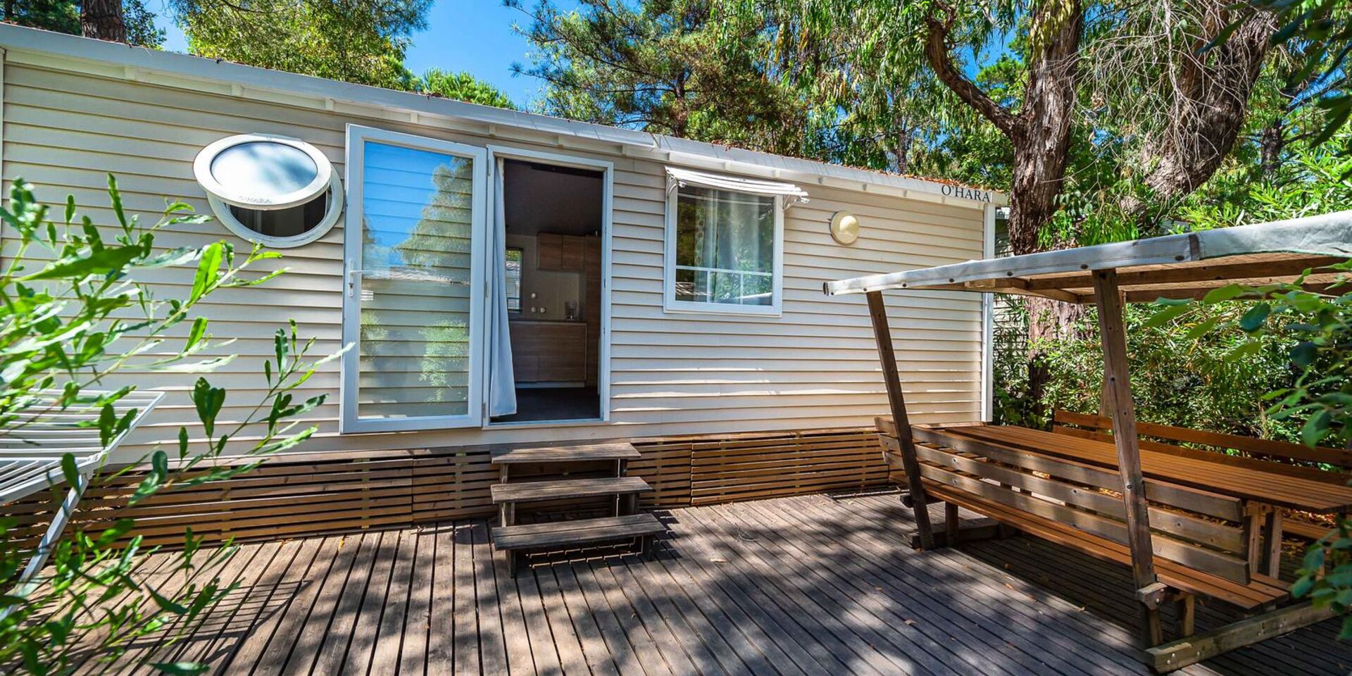 Mobilhaus mit Klimaanlage auf einem Campingplatz an der Côte d’Azur für sehr preisgünstige Ferien