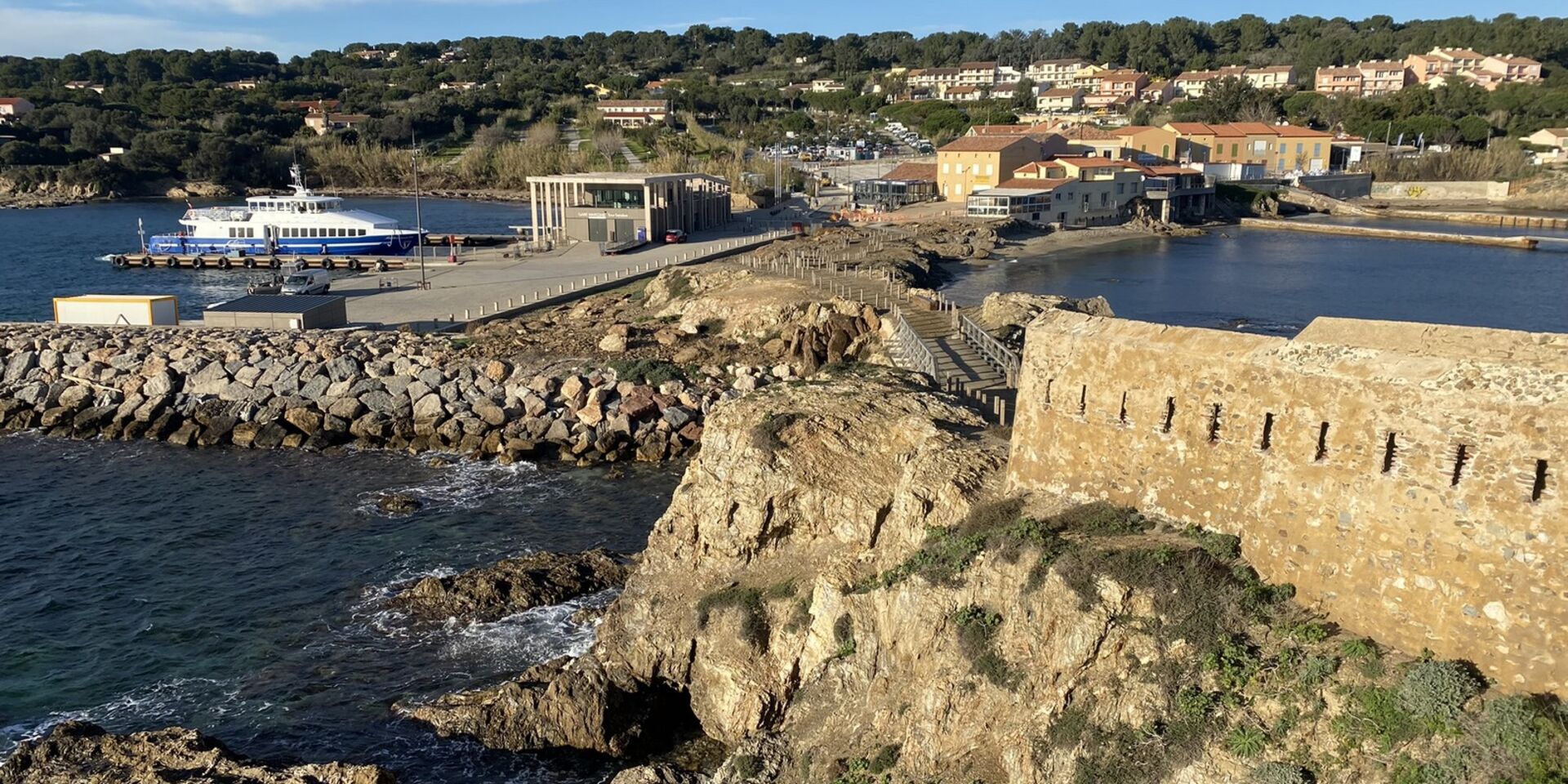 Wie gelangt man auf die Insel Porquerolles vom Campingplatz aus?