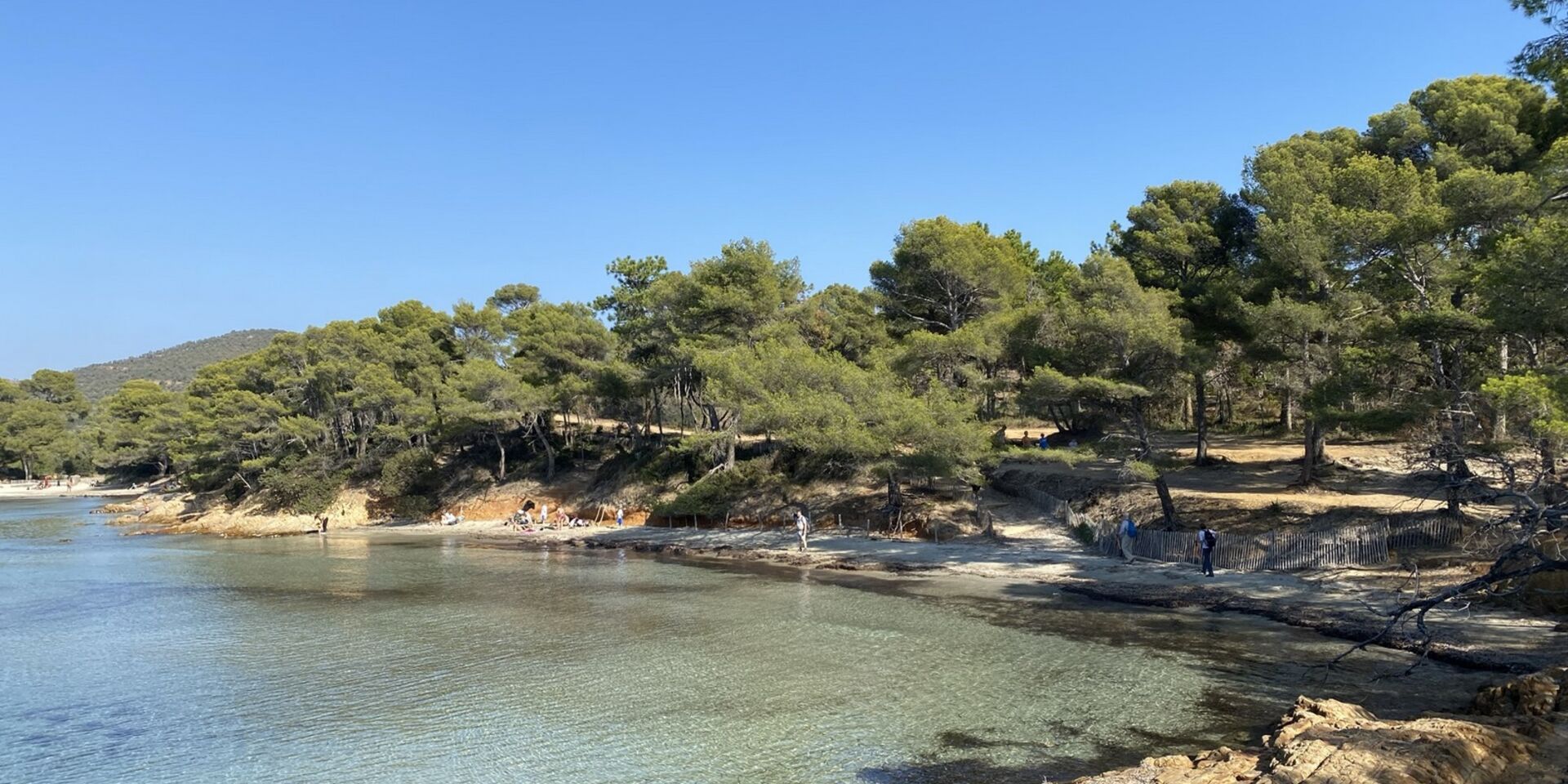 Naturbelassener Strand im Departement Var