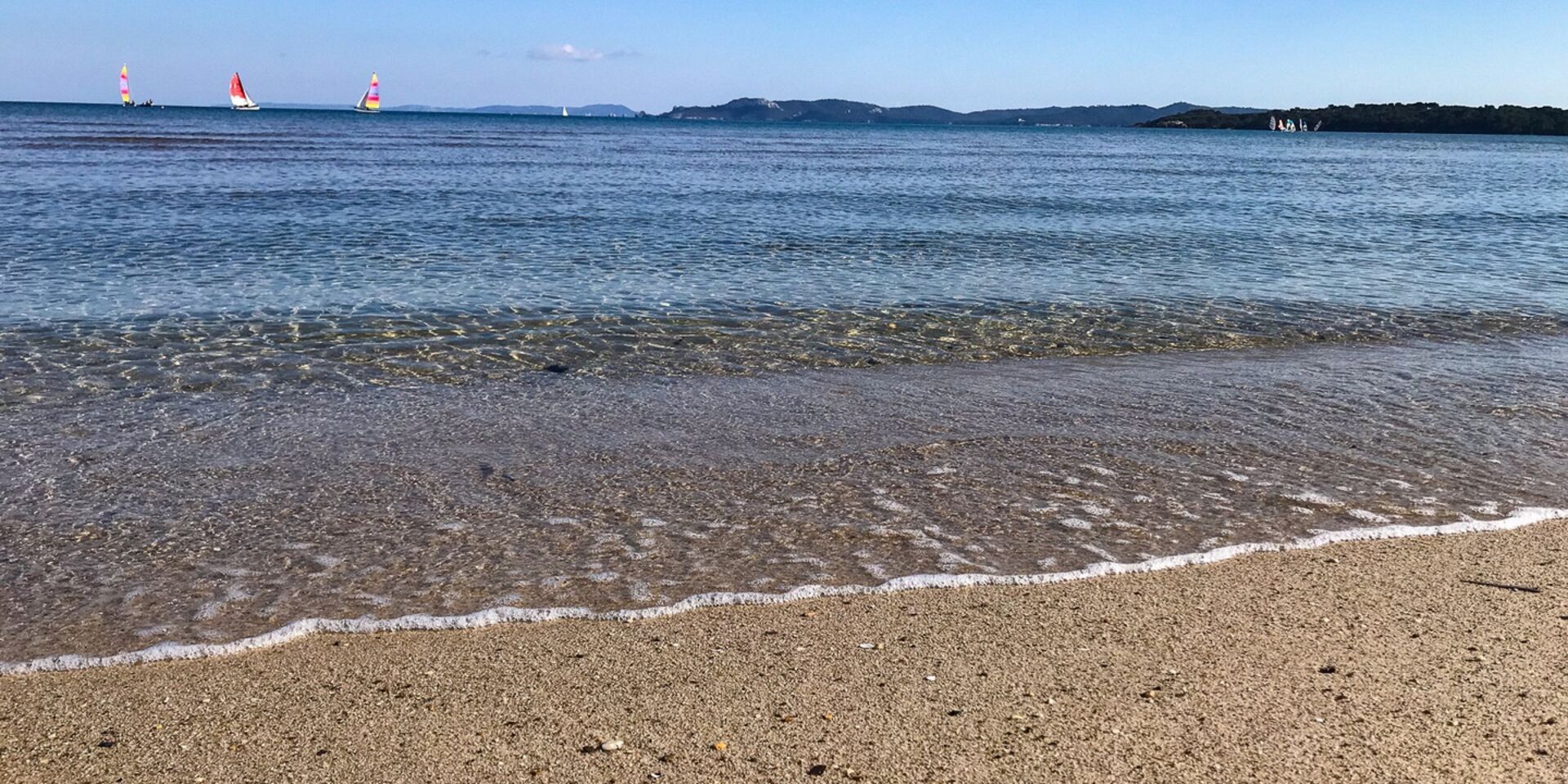 Windgeschützter Strand in Hyères