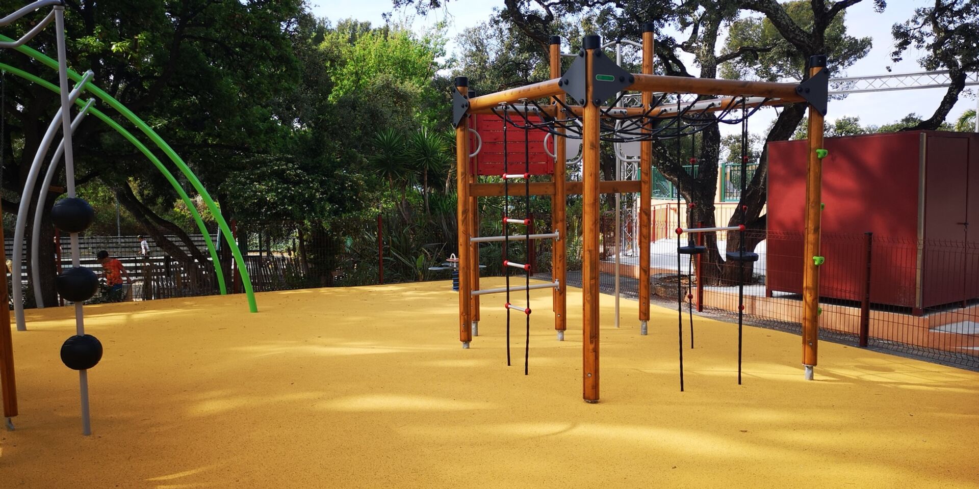 Spielplatz für Kinder auf einem familienfreundlichen Campingplatz im Departement Var