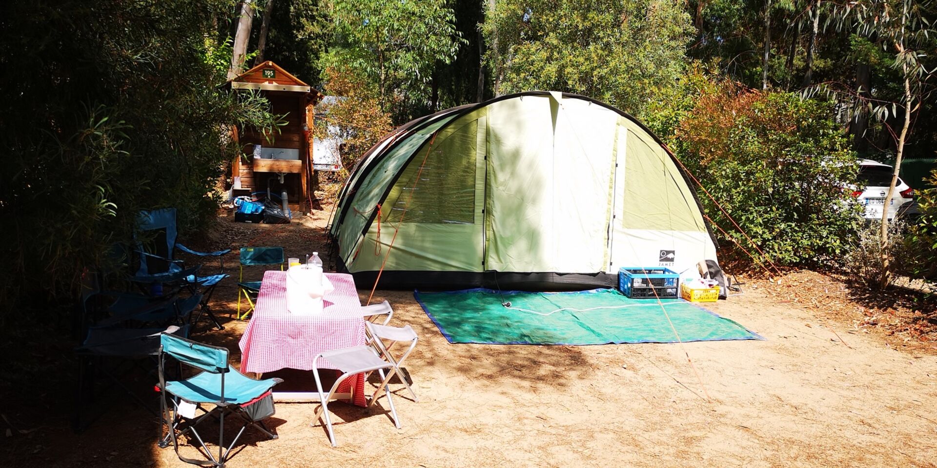 Stellplatz für einen Wohnwagen auf unserem schattigen Campingplatz