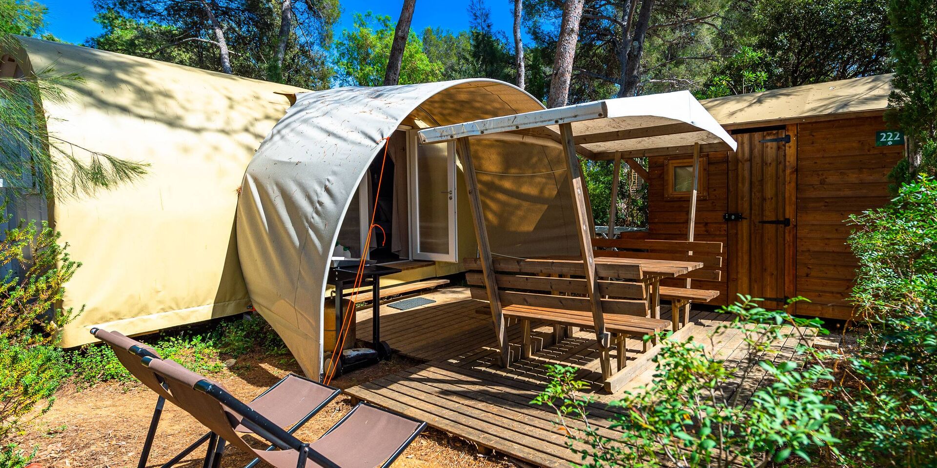 Naturnahe Ferien in einem Bungalow aus Zelttuch auf einem Campingplatz im Departement Var