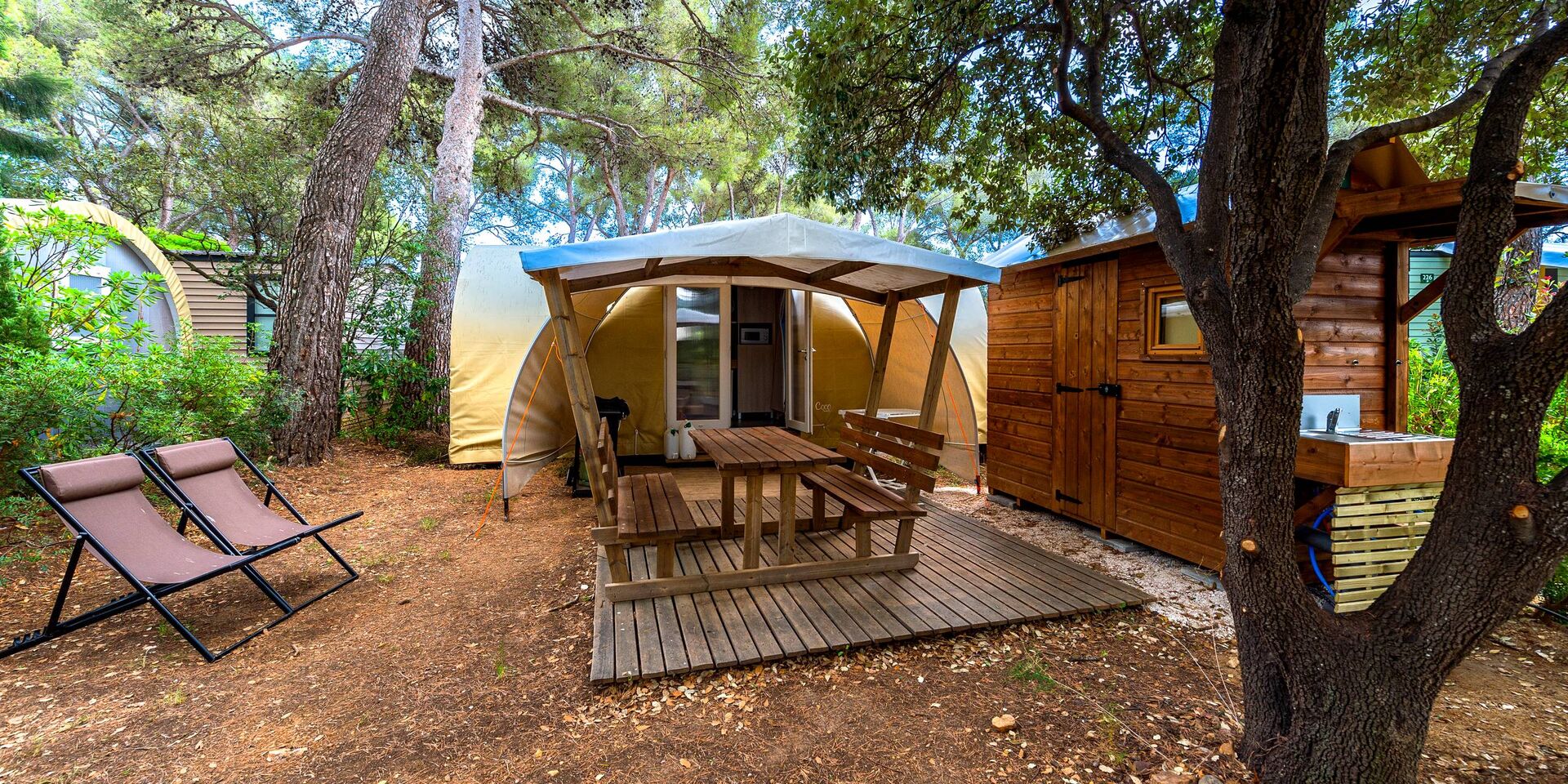 Ein Bungalow mit eigener Sanitäranlage auf unserem Campingplatz mit einem Wasserparadies im Departement Var