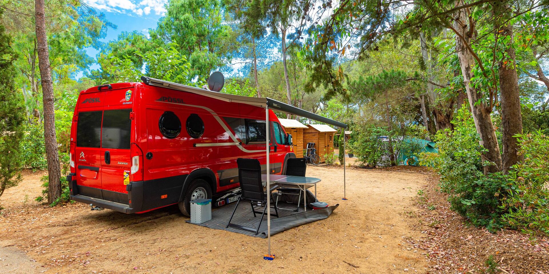 Ein schattiger Stellplatz auf unserem naturnahen Campingplatz