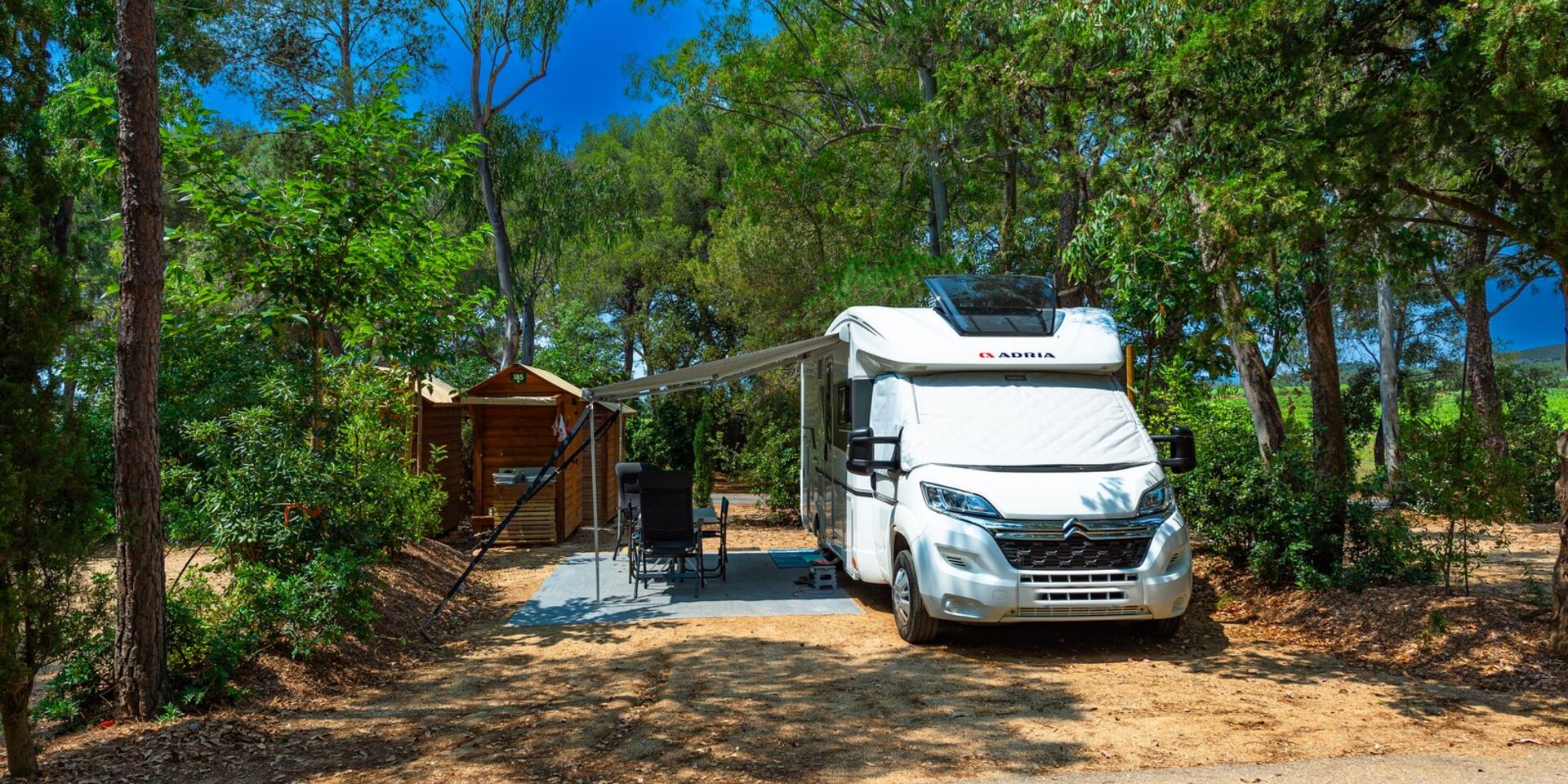 Ein Stellplatz für Wohnwagen mit eigenen Sanitäranlagen auf unserem schattigen Campingplatz