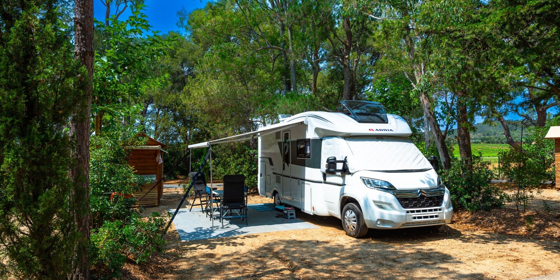 Ein Stellplatz mit eigenen Sanitäranlagen für Wohnwagen auf unserem Campingplatz im Departement Var