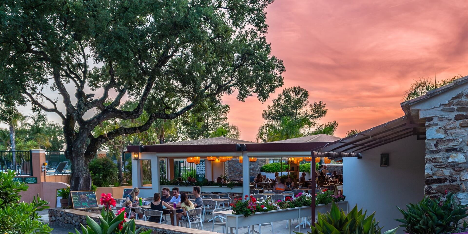 Das Restaurant mit ‘Lounge’ auf unserem Campingplatz am Mittelmeer und im Departement Var